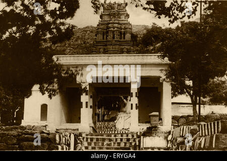 L'entrata del tempio di Chamundi Hill, la vecchia foto del 1900 d'epoca, Mysore , Mysuru , Karnataka , India , Asia Foto Stock