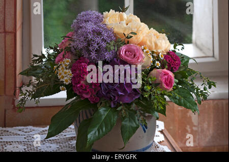 Molla colorati mazzo di fiori nella parte anteriore della finestra Foto Stock