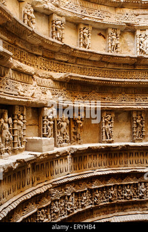 Statua su Queens ben parete ; Patan ; Gujarat ; India Foto Stock