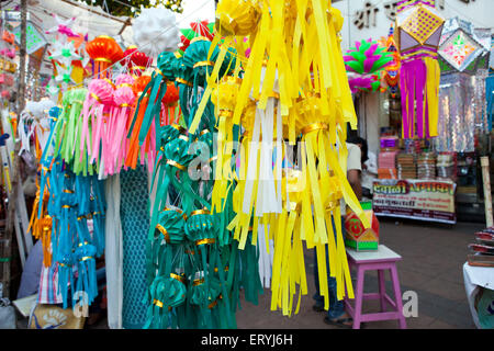 Lampioncini colorati appesi venditore ambulante di stallo del Maharashtra Mumbai India Asia Foto Stock