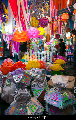 Lampioncini colorati appesi venditore ambulante di stallo del Maharashtra Mumbai India Asia Foto Stock