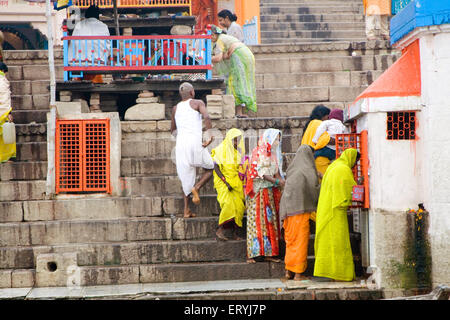 Pellegrini , Dasaswamedh Ghat , Banaras , Benaras , Kashi , Varanasi , Uttar Pradesh , India , Asia Foto Stock