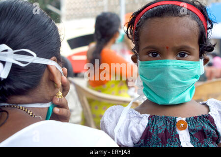 Madre e bambino che indossa una maschera per evitare il virus dell'influenza , Bombay , Mumbai , Maharashtra , India , Asia Foto Stock