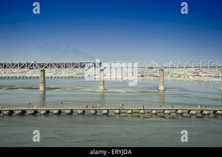 Treno sul ponte ferroviario di allahabad Uttar Pradesh, India Foto Stock