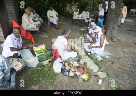 Cerimonia riti e rituali della morte a Jaunpur, all'Uttar Pradesh India, cerimonia induismo indiano MR#707 h4 Foto Stock