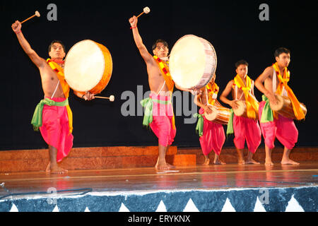 Dhol Dholak Cholam dance ; Manipur; India n. MR Foto Stock