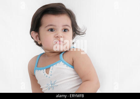 Quindici mesi Baby girl staring signor#743S Foto Stock