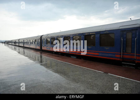 Royal Rajasthan sul treno di ruote di Madhya Pradesh khajuraho India Asia Foto Stock