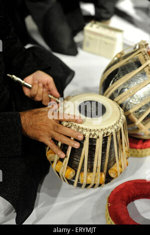 Tuning tabla indiane classiche strumento musicale Mumbai Maharashtra India Asia Foto Stock