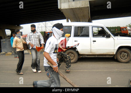 Bloccando i sikh autostrada protestando per dera saccha sauda a ; Mulund ; Bombay ; Mumbai ; Maharashtra ; India NOMR Foto Stock