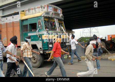 Bloccando i sikh autostrada protestando per dera saccha sauda a ; Mulund ; Bombay ; Mumbai ; Maharashtra ; India NOMR Foto Stock