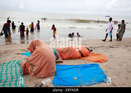 Sadhus prendendo appoggio sulla spiaggia ; Vailankanni Velanganni ; Nagapattinam Nagappattinam ; Tamil Nadu ; India n. MR Foto Stock