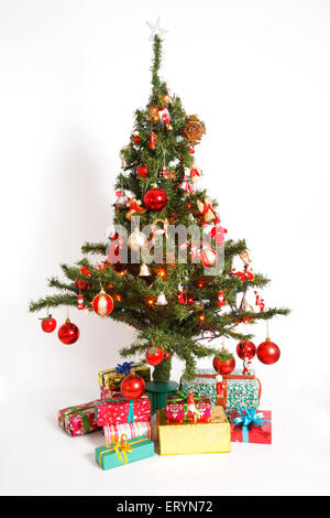 Albero di Natale decorato con confezioni regalo in festa di Natale Foto Stock