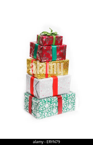 Pila di colorati confezioni regalo in festa di Natale Foto Stock