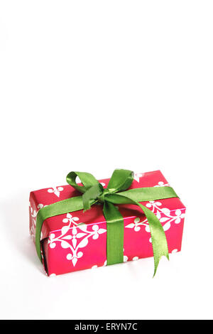 Confezione regalo con nastro in festa di Natale Foto Stock