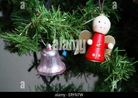 Albero di Natale decorato con campana e bambola in miniatura per il festival natalizio Foto Stock