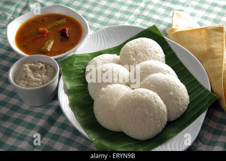 Sud indiano cibo Idli Sambar e Chutney su foglia di banana India n. PR 743AH Foto Stock