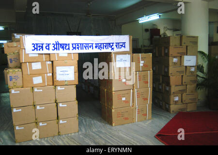 Distribuzione gratuita di cibo e medicinali da parte del governo Maharashtra , Bombay, Mumbai, Maharashtra, India, Asia Foto Stock