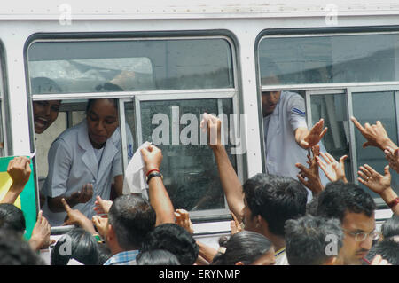 26 luglio 2005 colpite dalle alluvioni rush residenti ad un mobile medical van per raccogliere medicinali da Timori di epidemie ; Mumbai Foto Stock