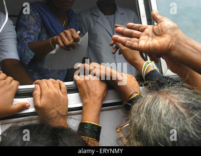 26 luglio 2005 colpite dalle alluvioni rush residenti ad un mobile medical van raccogliere medicinali epidemia ; Bombay Mumbai Foto Stock