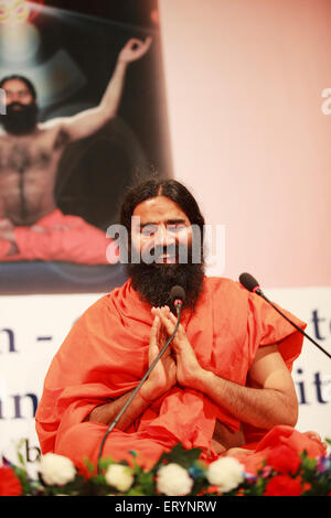 Baba Ramdev , Swami Ramdev , RAM Kisan Yadav , guru dello yoga indiano che dimostra esercizio di yoga , Bombay , Mumbai , Maharashtra , India , Asia Foto Stock