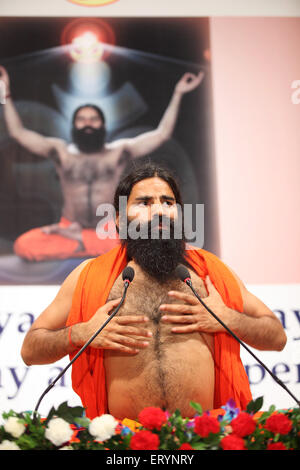 Baba Ramdev , Swami Ramdev , guru dello yoga indiano , esercizio dimostrativo , Bombay , Mumbai , Maharashtra , India , Asia Foto Stock