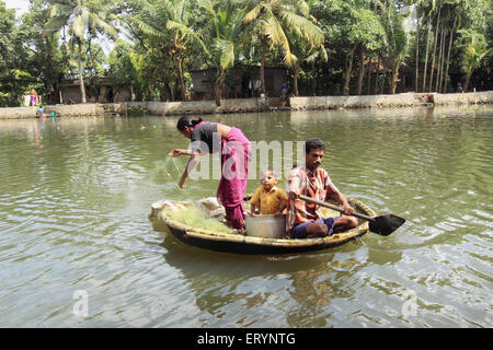 Famiglia Pesca al lago punnamada ; Alleppey ; Alappuzha ; Kerala ; India NOMR Foto Stock