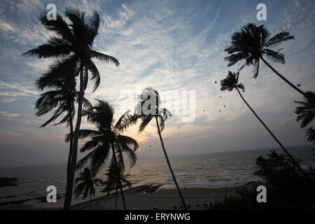 Tramonto a ozram spiaggia o poco vagator beach ; Goa ; India Foto Stock