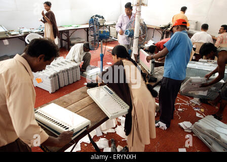 Elezioni indiane , controllo macchine elettroniche di voto , EVM , Bombay , Mumbai , Maharashtra , India , Asia Foto Stock