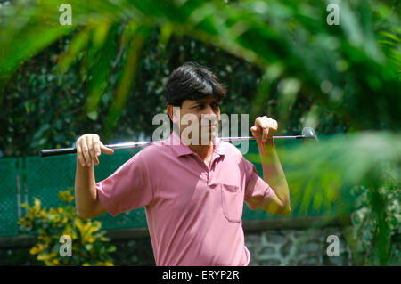 Geet Siriram Sethi , giocatore professionista di biliardo inglese , giocando a golf a BPGC , Bombay Presidency Golf Club , Chembur , Bombay , Mumbai , India Foto Stock