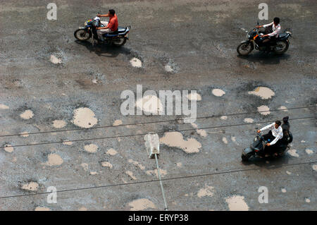 Due ruote prendere insidioso viaggio nel monsone sul Ghodbunder strada in Thane ; Maharashtra ; India Foto Stock