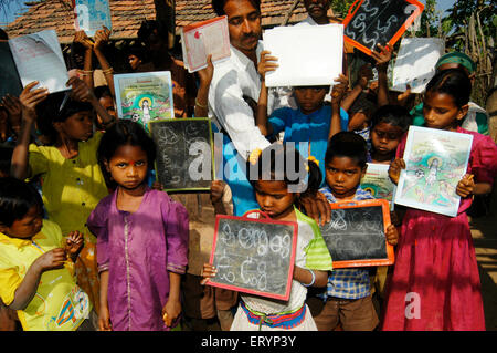 Tribal i bambini imparano Telugu alfabeti nella scuola gestita dalle ONG Organizzazione non governativa nel villaggio di Andhra Pradesh in India Foto Stock