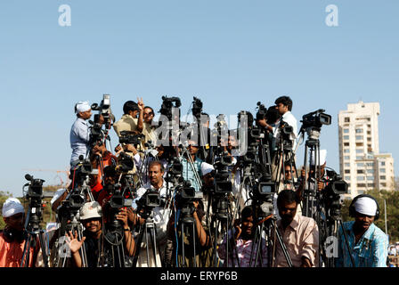 Fotografi di stampa indiani , videografi , cameramen , reporter di notizie , canali televisivi , media elettronici , Bombay , Mumbai , Maharashtra , India, Asia Foto Stock