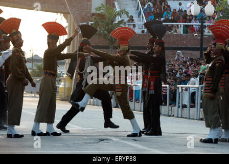 La cerimonia di ritiro del soldato della forza di sicurezza di confine indiana ha chiamato l'abbassamento delle bandiere al confine India Pakistan Wagah Wahga Wagha Punjab India Foto Stock