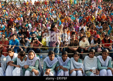 Wagah Attari cerimonia di frontiera , abbassamento della cerimonia delle bandiere , Wahga , Wagha , Wahgah , Punjab , India , Asia Foto Stock