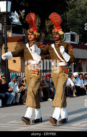 Confine indiano sicurezza Force soldato durante la sera cerimonia di ritiro chiamato flag di abbassamento Foto Stock