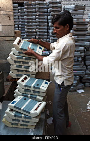 Macchine elettroniche di voto nelle elezioni a Bombay Mumbai Maharashtra India Foto Stock