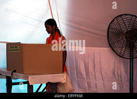 Elezioni indiane , voto donna in compartimento di marcatura , Bombay , Mumbai , Maharashtra , India , Asia Foto Stock