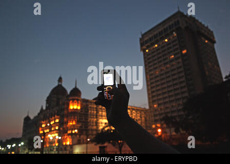 26/11 Mumbai terrore attacco 2008 , onlooker , Taj Mahal Hotel , Colaba , Bombay , Mumbai , Maharashtra , India , Asia Foto Stock