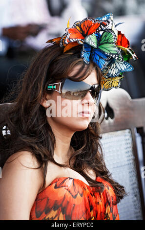 Elegante cappello alla moda, Poonawalla Breeders Million Race, Mahalaxmi Race Course, Bombay , Mumbai , Maharashtra , India , Indian Derby , Asia Foto Stock