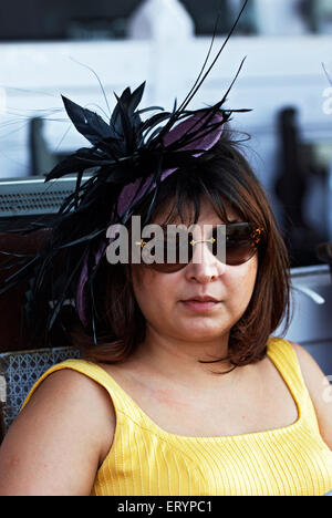 Elegante cappello alla moda, Poonawalla Breeders Million Race, Mahalaxmi Race Course, Bombay , Mumbai , Maharashtra , India , Indian Derby , Asia Foto Stock