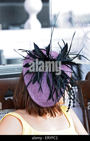 Elegante cappello alla moda, Poonawalla Breeders Million Race, Mahalaxmi Race Course, Bombay , Mumbai , Maharashtra , India , Indian Derby , Asia Foto Stock