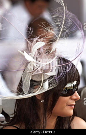 Elegante cappello alla moda, Poonawalla Breeders Million Race, Mahalaxmi Race Course, Bombay , Mumbai , Maharashtra , India , Indian Derby , Asia Foto Stock