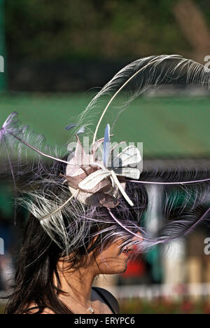 Elegante cappello alla moda, Poonawalla Breeders Million Race, Mahalaxmi Race Course, Bombay , Mumbai , Maharashtra , India , Indian Derby , Asia Foto Stock