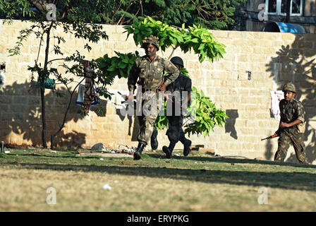 26/11 Mumbai terrore attacco 2008 , esercito commando running pistole pronto , Taj Mahal Hotel , Colaba , Bombay , Mumbai , Maharashtra , India , Asia Foto Stock