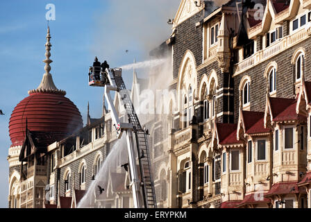 I vigili del fuoco tentare di spegnere il fuoco del Taj Mahal hotel dopo l attacco terroristico da deccan mujahedeen il 26 novembre 2008 a Bombay Foto Stock