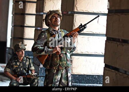 26/11 Mumbai terrore attack 2008 , esercito commando pistole pronto , Taj Mahal Hotel , Colaba , Bombay , Mumbai , Maharashtra , India , Asia Foto Stock