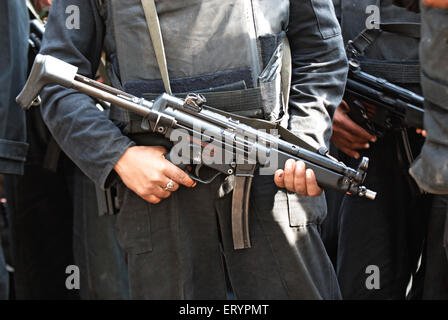 La sicurezza nazionale Guard GFN commandos con la pistola dopo l attacco terroristico da deccan mujahedeen ; Bombay Foto Stock