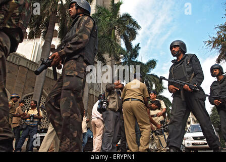 La sicurezza nazionale Guard GFN commandos con la pistola fuori dall'hotel Taj Mahal dopo l attacco terroristico da deccan mujahedeen ; Bombay Foto Stock