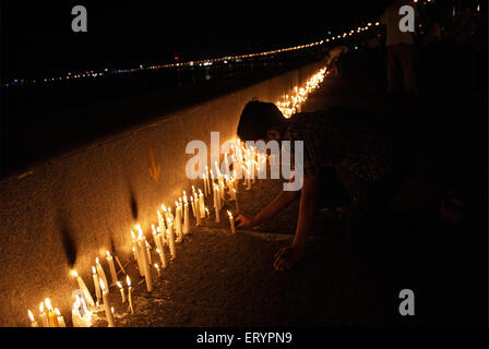 26/11 Mumbai attacco terroristico 2008 , persone che illuminano candele per le vittime , Marine Drive , Bombay , Mumbai , Maharashtra , India , Asia Foto Stock